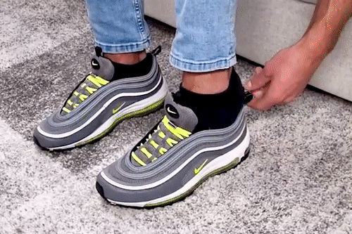 Met elastische veters in je schoenen stappen